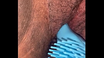 Enfiando a escova na buceta peludinha