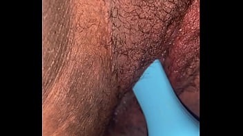 Enfiando a escova na buceta peludinha