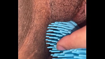 Enfiando a escova na buceta peludinha