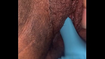 Enfiando a escova na buceta peludinha