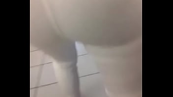 Madura pantalon blanco y tanga roja