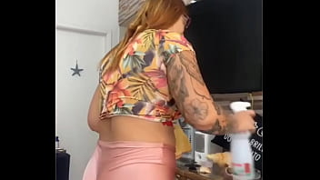 Limpando a casa com a buceta rachando