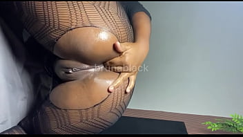 Fiquei com tesão de masturbar meu cuzinho com os dedos e depois socar um consolo até deixa ele bem abertinho