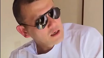 Um marido que convenceu sua esposa séria pt br