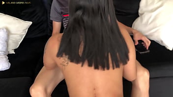 Hermanastra de enorme culo le pide a su hermanastro que la folle para aliviar su tristeza