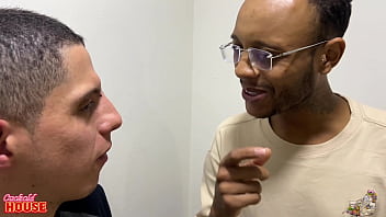 Essa ruiva safada ficou com a buceta frouxa na suruba com 2 machos pauzudos