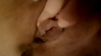 Ma dîne soumise se caresse le sexe pour moi