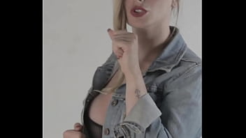 Con Pollerita De Cuero thumbnail