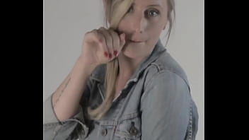 Con Pollerita De Cuero thumbnail