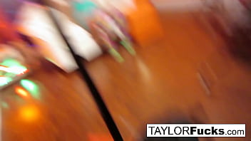 Sexy babes fuck each other