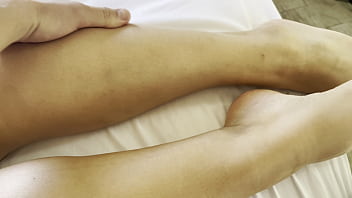 Oh yeah massage my feet my stepson seduced his stepmom and she got a creampie