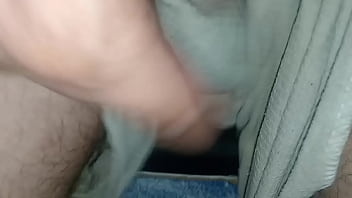 Pantalones orinados con pañal de tela y dos deliciosos orgasmos con pajita de noche lluviosa