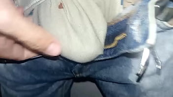 Pantalones orinados con pañal de tela y dos deliciosos orgasmos con pajita de noche lluviosa