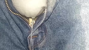 Pantalones orinados con pañal de tela y dos deliciosos orgasmos con pajita de noche lluviosa