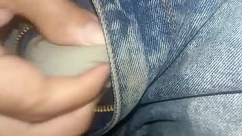 Pantalones orinados con pañal de tela y dos deliciosos orgasmos con pajita de noche lluviosa