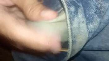 Pantalones orinados con pañal de tela y dos deliciosos orgasmos con pajita de noche lluviosa