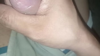 Pantalones orinados con pañal de tela y dos deliciosos orgasmos con pajita de noche lluviosa