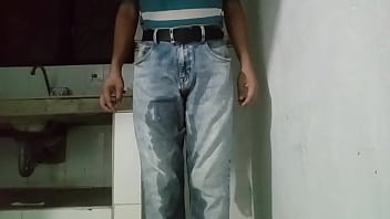 Pantalones orinados con pañal de tela y dos deliciosos orgasmos con pajita de noche lluviosa