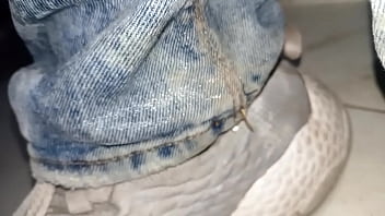 Pantalones orinados con pañal de tela y dos deliciosos orgasmos con pajita de noche lluviosa