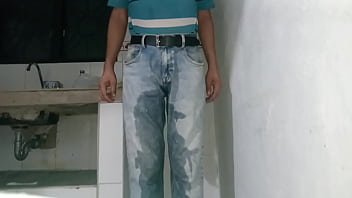 Pantalones orinados con pañal de tela y dos deliciosos orgasmos con pajita de noche lluviosa