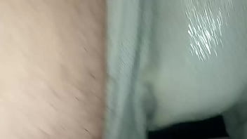 Pantalones orinados con pañal de tela y dos deliciosos orgasmos con pajita de noche lluviosa