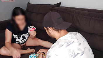 Chamei o vizinho pra jogar uno eu sem calcinha e meu marido no trabalho