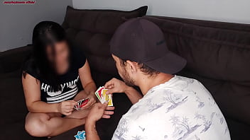 Chamei o vizinho pra jogar uno eu sem calcinha e meu marido no trabalho