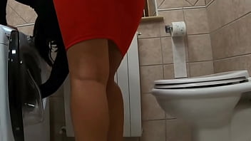 Veo a mi hermanastra lavando la ropa y se lo quiero frotar me la follo y termino dentro de ella video completo