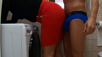 Veo a mi hermanastra lavando la ropa y se lo quiero frotar me la follo y termino dentro de ella video completo