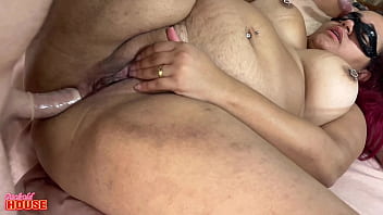 Bbw infiel deixa o marido corno em casa para trepar com 2 caras na cuckold house