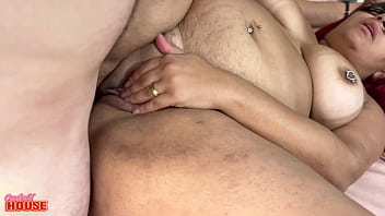 Bbw infiel deixa o marido corno em casa para trepar com 2 caras na cuckold house