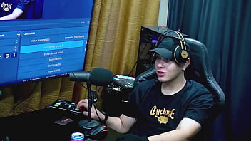 A gostosa da renatinha mello deu em cima do apresentador será que rola uma gravação pornô com os dois podcast pápum no barraco