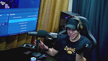 A gostosa da renatinha mello deu em cima do apresentador será que rola uma gravação pornô com os dois podcast pápum no barraco