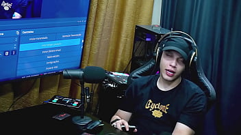 A gostosa da renatinha mello deu em cima do apresentador será que rola uma gravação pornô com os dois podcast pápum no barraco