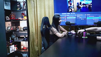 A gostosa da renatinha mello deu em cima do apresentador será que rola uma gravação pornô com os dois podcast pápum no barraco