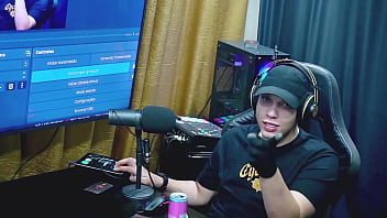 A gostosa da renatinha mello deu em cima do apresentador será que rola uma gravação pornô com os dois podcast pápum no barraco