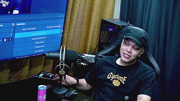 A gostosa da renatinha mello deu em cima do apresentador será que rola uma gravação pornô com os dois podcast pápum no barraco