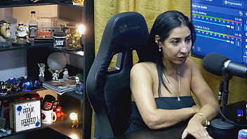 A gostosa da renatinha mello deu em cima do apresentador será que rola uma gravação pornô com os dois podcast pápum no barraco