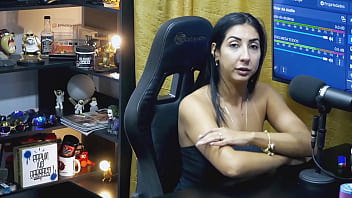 A gostosa da renatinha mello deu em cima do apresentador será que rola uma gravação pornô com os dois podcast pápum no barraco