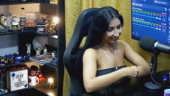 A gostosa da renatinha mello deu em cima do apresentador será que rola uma gravação pornô com os dois podcast pápum no barraco