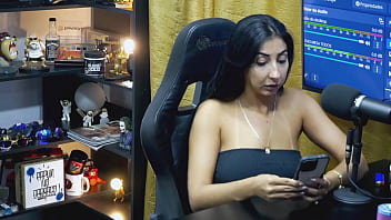 A gostosa da renatinha mello deu em cima do apresentador será que rola uma gravação pornô com os dois podcast pápum no barraco