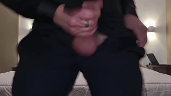 Arriva con una sborrata esplosiva in abito elegante cazzo enorme italiano ti vengo in bocca dopo che mi hai fatto un pompino