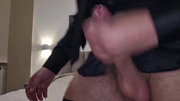 Arriva con una sborrata esplosiva in abito elegante cazzo enorme italiano ti vengo in bocca dopo che mi hai fatto un pompino