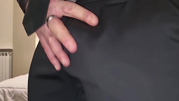 Arriva con una sborrata esplosiva in abito elegante cazzo enorme italiano ti vengo in bocca dopo che mi hai fatto un pompino