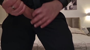 Arriva con una sborrata esplosiva in abito elegante cazzo enorme italiano ti vengo in bocca dopo che mi hai fatto un pompino