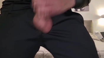 Arriva con una sborrata esplosiva in abito elegante cazzo enorme italiano ti vengo in bocca dopo che mi hai fatto un pompino