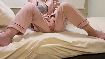 【寝る前にパジャマ姿でオナニー】お風呂に入ってパジャマに着替えて寝る前に気持ちいいオナニーしました…。
