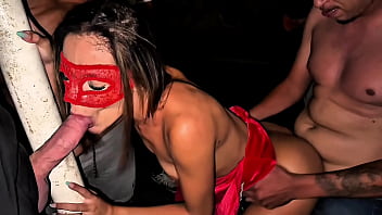 Novinha transa com 8 homens em quadra pública