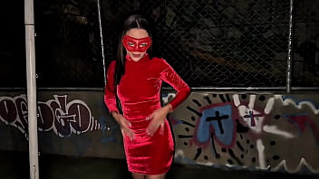 Novinha transa com 8 homens em quadra pública