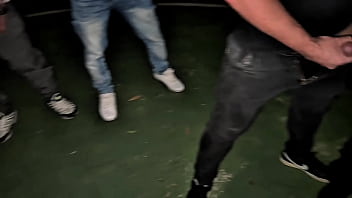 Novinha transa com 8 homens em quadra pública